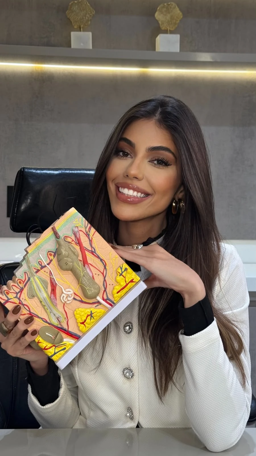 Júlia Dourado em seu ambiente de trabalho